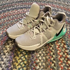 Nike LeBron Witness 7